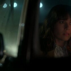 Linda Cardellini en 2x01 'Sabes lo que hiciste' de 'Dead to Me'