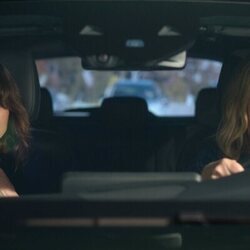 Linda Cardellini y Christina Applegate en 2x01 'Sabes lo que hiciste' de 'Dead to Me'