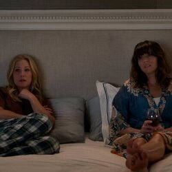 Linda Cardellini y Christina Applegate en el 'Sabes lo que hiciste' de 'Muertos para mí'