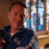 Max Jenkins en el 2x02 de 'Dead to Me'