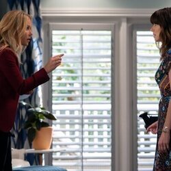 Linda Cardellini y Christina Applegate en Capítulo 2 titulado '¿Dónde has estado?' de 'Dead to Me'