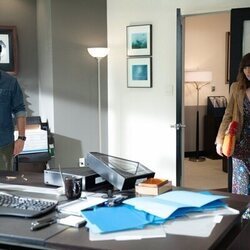 Linda Cardellini y James Marsden en la temporada 2 y el capítulo 02 de 'Dead to Me'