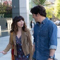 Linda Cardellini y James Marsden en Capítulo 2 titulado '¿Dónde has estado?' de 'Dead to Me'