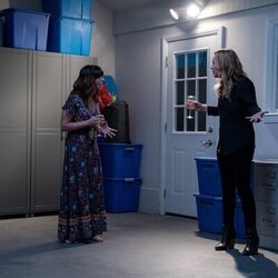 Linda Cardellini y Christina Applegate en el 2x02 de 'Dead to Me'