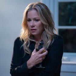 Escena de Christina Applegate en '¿Dónde has estado?' de 'Dead to Me'