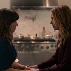 Linda Cardellini y Christina Applegate en 'No puedes vivir así' de 'Dead to Me'