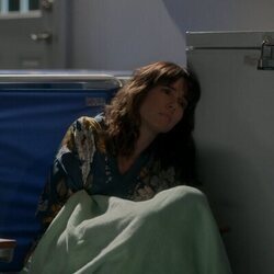 Linda Cardellini en 2x03 'No puedes vivir así' de 'Dead to Me'