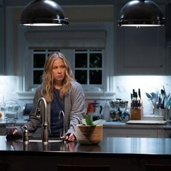 Christina Applegate en 2x03 'No puedes vivir así' de 'Dead to Me'