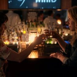 Linda Cardellini y Christina Applegate en el 2x04 de 'Muertos para mí'