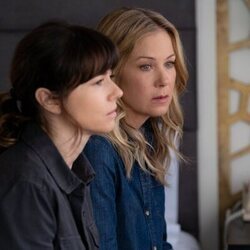 Foto de Linda Cardellini y Christina Applegate en el 2x04 de 'Muertos para mí'