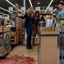 Linda Cardellini y Christina Applegate en 2x05 'El precio a pagar' de 'Dead to Me'