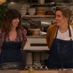 Linda Cardellini y Natalie Morales en el 'El precio a pagar' de 'Muertos para mí'
