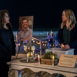 Christina Applegate y Diana-Maria Riva en 'Si tú supieras' de 'Dead to Me'