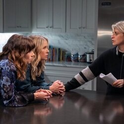 Linda Cardellini y Christina Applegate en el 'Tenías que ser tú' de 'Muertos para mí'