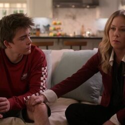 Christina Applegate y Sam McCarthy en 2x08 'Tenías que ser tú' de 'Dead to Me'