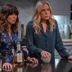 Linda Cardellini y Christina Applegate en el 2x08 de 'Dead to Me'