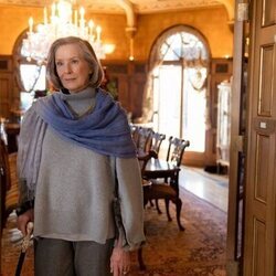 Frances Conroy en el 2x08 de 'Dead to Me'