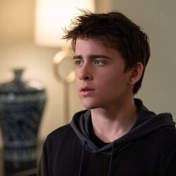 Sam McCarthy en el 2x09 de 'Dead to Me'