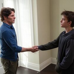 James Marsden y Sam McCarthy en el 2x09 de 'Dead to Me'
