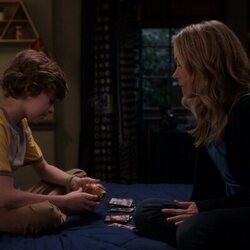 Christina Applegate y Luke Roessler en Capítulo 9 titulado 'No eres tú, soy yo' de 'Dead to Me'