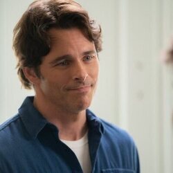 James Marsden en Capítulo 9 titulado 'No eres tú, soy yo' de 'Dead to Me'