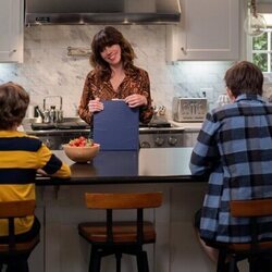 Linda Cardellini en la temporada 2 y el capítulo 10 de 'Dead to Me'
