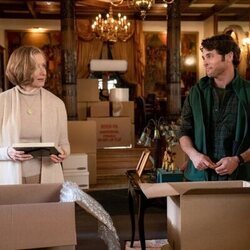 Frances Conroy y James Marsden en el 2x10 de 'Muertos para mí'