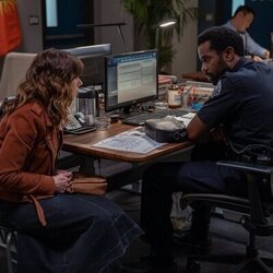 Linda Cardellini y Brandon Scott en el 2x10 de 'Muertos para mí'