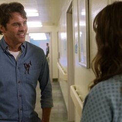 James Marsden en 3x01 titulado 'Ya hemos pasado por esto' de 'Dead to Me'