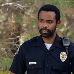 Brandon Scott en la temporada 3 y el capítulo 01 de 'Dead to Me'