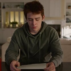 Sam McCarthy en la temporada 3 y el capítulo 01 de 'Dead to Me'