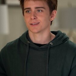 Sam McCarthy en 'Ya hemos pasado por esto' de 'Dead to Me'
