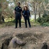 Brandon Scott y Diana-Maria Riva en 3x01 'Ya hemos pasado por esto' de 'Dead to Me'