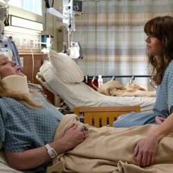 Linda Cardellini y Christina Applegate en 3x01 'Ya hemos pasado por esto' de 'Dead to Me'