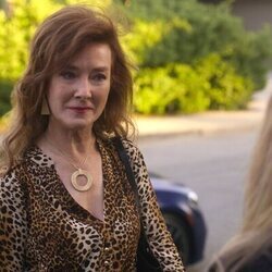 Valerie Mahaffey en la temporada 3 y el capítulo 02 de 'Dead to Me'