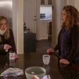 Christina Applegate y Diana-Maria Riva en Capítulo 2 titulado 'Tenemos que hablar' de 'Dead to Me'