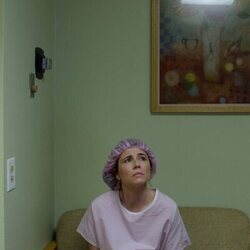Linda Cardellini en 3x03 'Mira esto' de 'Dead to Me'