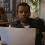 Brandon Scott en 3x03 titulado 'Mira esto' de 'Dead to Me'