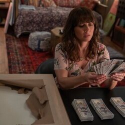 Linda Cardellini en 'Mira esto' de 'Dead to Me'