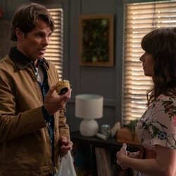 Linda Cardellini y James Marsden en Capítulo 3 titulado 'Mira esto' de 'Dead to Me'