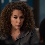 Diana-Maria Riva en el 3x03 de 'Dead to Me'