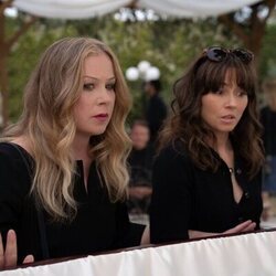 Linda Cardellini y Christina Applegate en 3x04 '¿Y ahora qué hacemos?' de 'Dead to Me'