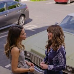 Linda Cardellini y Natalie Morales en el 3x04 de 'Muertos para mí'