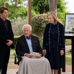 Frances Conroy y James Marsden en el 3x04 de 'Dead to Me'