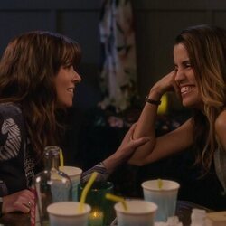 Linda Cardellini y Natalie Morales en Capítulo 4 titulado '¿Y ahora qué hacemos?' de 'Dead to Me'