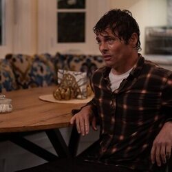 James Marsden en Capítulo 5 titulado 'No pensamos bien las cosas' de 'Dead to Me'