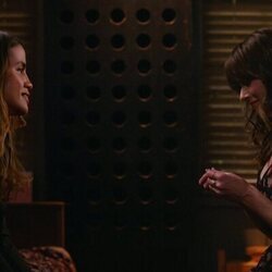 Linda Cardellini y Natalie Morales en el 3x05 de 'Dead to Me'