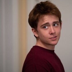 Sam McCarthy en el 3x05 de 'Dead to Me'