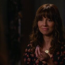Linda Cardellini en 3x05 titulado 'No pensamos bien las cosas' de 'Dead to Me'
