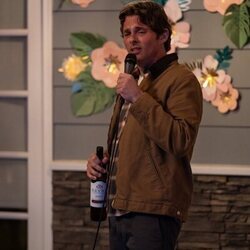 Escena de James Marsden en Capítulo 5 titulado 'No pensamos bien las cosas' de 'Dead to Me'